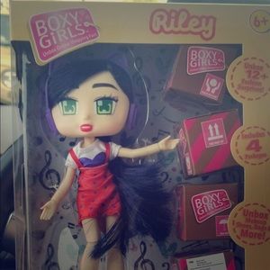 Boxy girls Riley